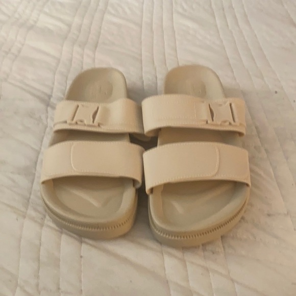 Shoes - Badge sandals new
